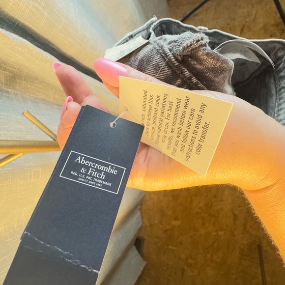 NWT Abercrombie And Fitch The Mom High Rise Jeans Acid Wash Womens size 26S/2S - Picture 12 of 12